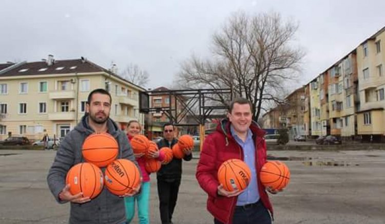 Станислав Владимиров подари баскетболни топки на млади спортисти